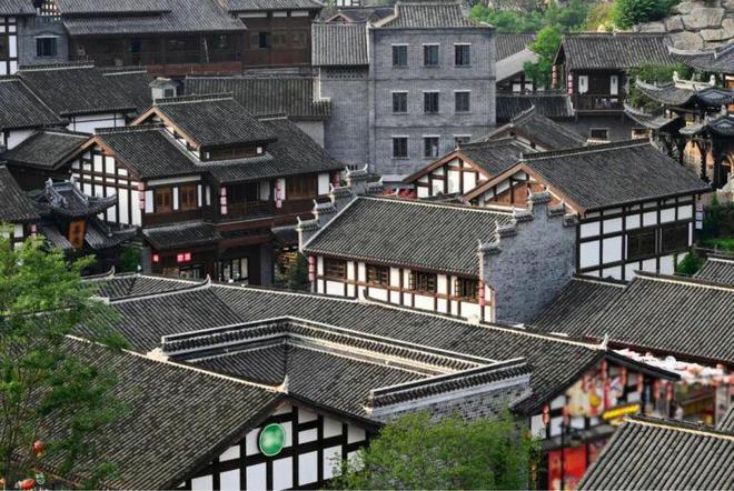 奔驰男插队事件引发关注,有高校和企业突然“躺枪”:查了没有网传这两个名字的老师